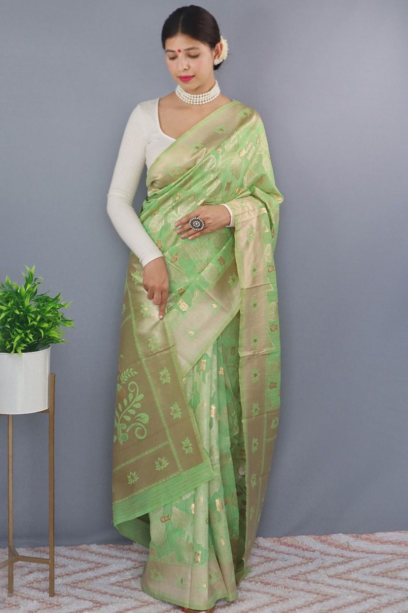 Pastel Green Leaf Pattern Gold Weaving Linen Saree